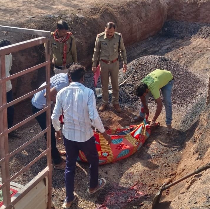 डामर प्लांट में हाईवा की चपेट में आए मजदूर की मौत, नंदिनी थाने का मामला डामर प्लांट में हाईवा की चपेट में आए मजदूर की मौत, नंदिनी थाने का मामला