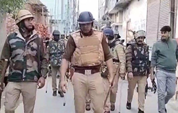 सांसद के मोहल्ले के 13 घरों की हुई तलाशी, 93 पुड़िया स्मैक और अवैध तमंचा बरामद