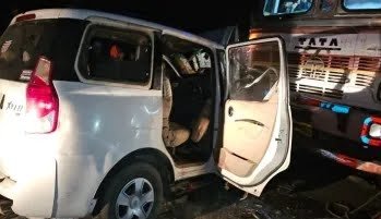 Durg संभाग Breaking : छठी कार्यक्रम से लौट रही एसयूवी को ट्रक ने मारी ठोकर, सवार 6 लोगों की दर्दनाक मौत, कड़ी मशक्कत से फंसे 7 घायलों को निकाल राजनांदगांव मेडिकल कॉलेज में कराया भर्ती