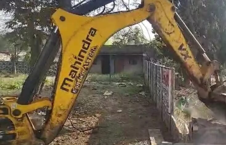 कुख्यात हिस्ट्रीशीटर के अवैध कब्जे पर चला बुलडोजर, बना रखा था फार्महाउस