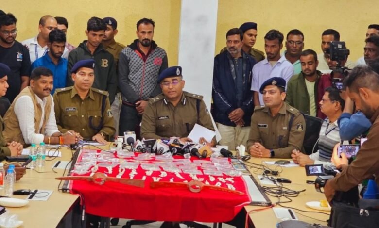 छत्तीसगढ़ के ग्रामीण क्षेत्रों में सुनसान मकानो में सेंधमारी करने के एक दर्जन चोर एण्टी क्राईम एण्ड साईबर यूनिट की 30 सदस्यीय टीम की गिरफ्त में, 24 तोले सोना ढाई किलो चांदी सहित 45 लाख का मशरूका का जप्त