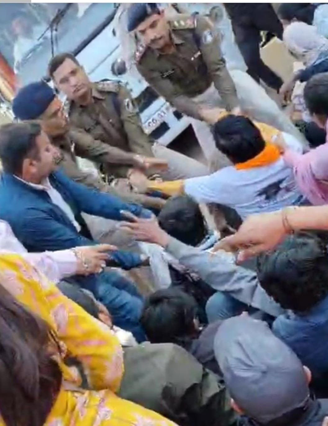 छत्तीसगढ़ में सहायक शिक्षकों पर आपराधिक मामले दर्ज, 30 भेजे गए जेल छत्तीसगढ़ में सहायक शिक्षकों पर आपराधिक मामले दर्ज, 30 भेजे गए जेल
