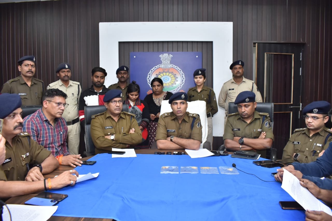 भिलाई में चैन स्नैचिंग करने वाले लुटेरे महिला सहयोगी के साथ गिरफ्तार भिलाई में चैन स्नैचिंग करने वाले लुटेरे महिला सहयोगी के साथ गिरफ्तार