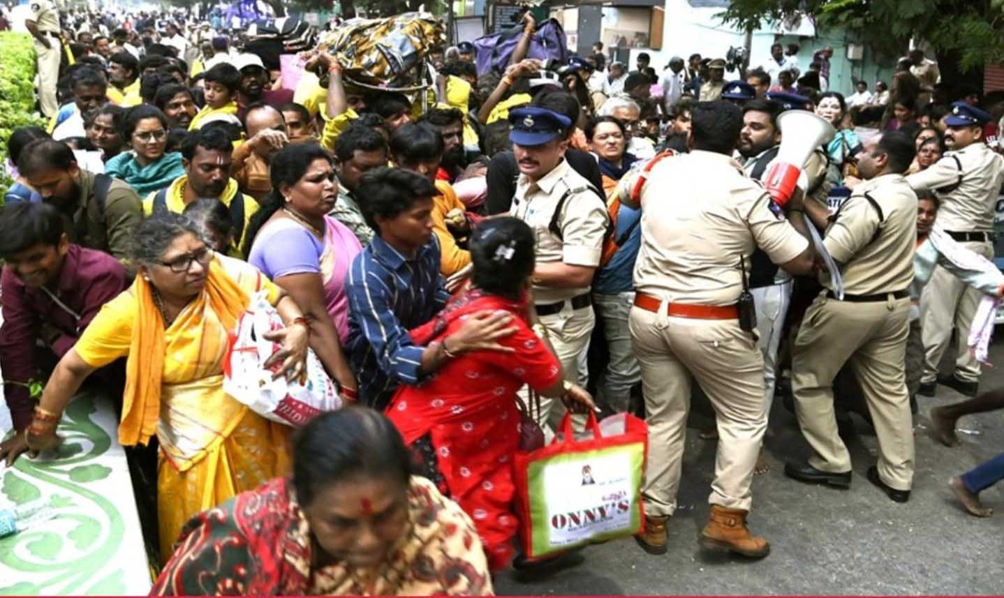 तिरुपति मंदिर में मची भगदड़, 6 लोगों की मौत, 40 घायल, TTD ने मांगी माफी तिरुपति मंदिर में मची भगदड़, 6 लोगों की मौत, 40 घायल, TTD ने मांगी माफी