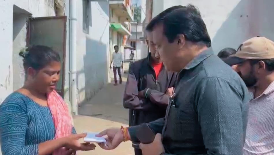 चौहान ग्रीन वैली गार्ड के परिजनों को मानदेय से MLA रिकेश ने दी आर्थिक मदद