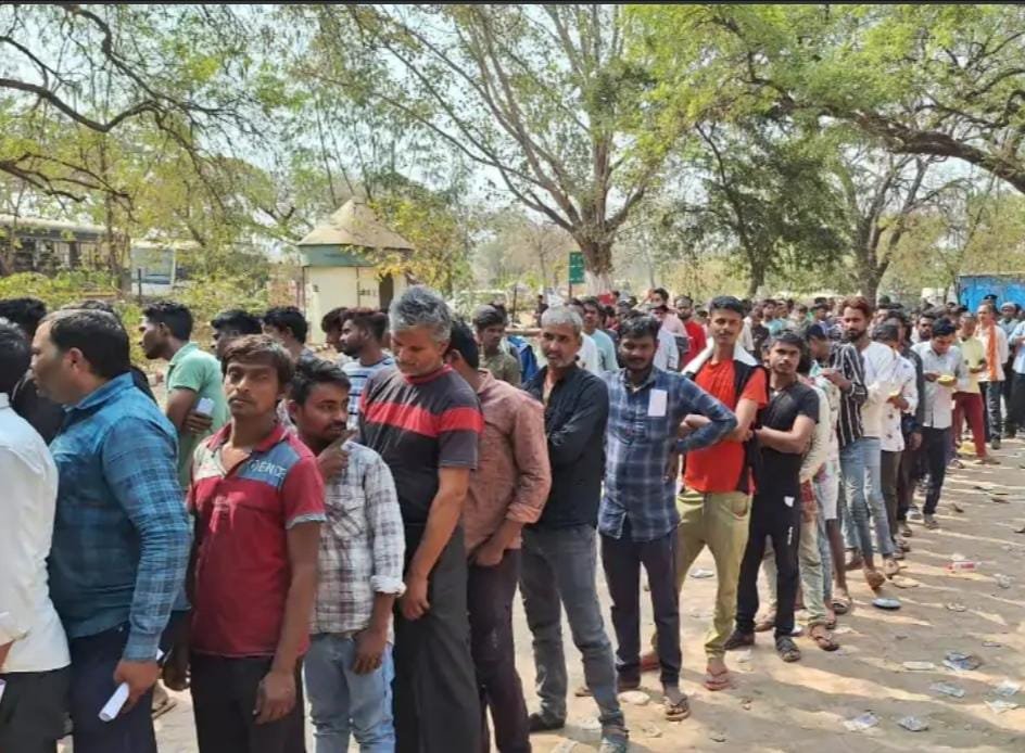बगैर पुलिस वेरिफिकेशन रह रहे ढाई हजार बाहरी लोगों को पुलिस ले आई थाना