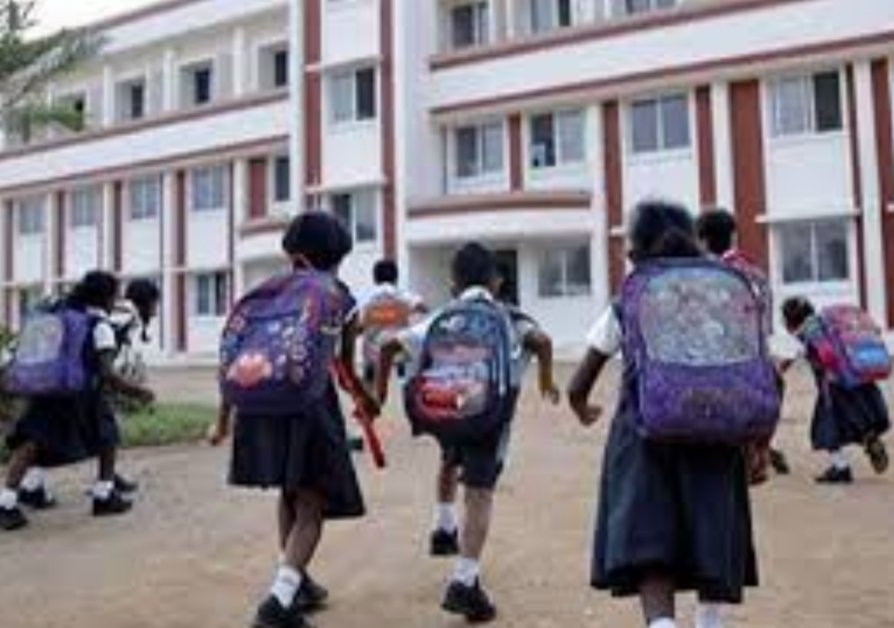 “शर्मनाक और दुर्भाग्यपूर्ण” प्राचार्य ने स्कूली छात्राओं को शर्ट उतारने का दिया आदेश
