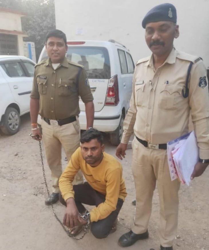 घर का तोड़ा ताला और पेटी से आधार कार्ड और कैश ले गायब घर का तोड़ा ताला और पेटी से आधार कार्ड और कैश ले गायब