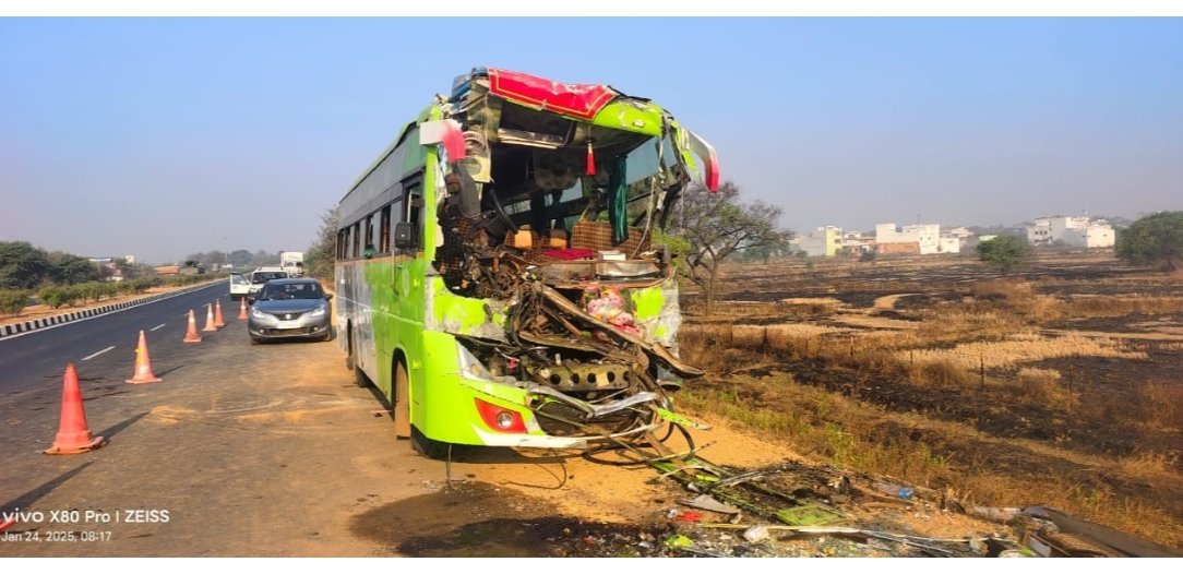 दुर्ग से पूरी जा रही बस खड़ी ट्रक से टकराई, बच्ची की मौत, 43 घायल