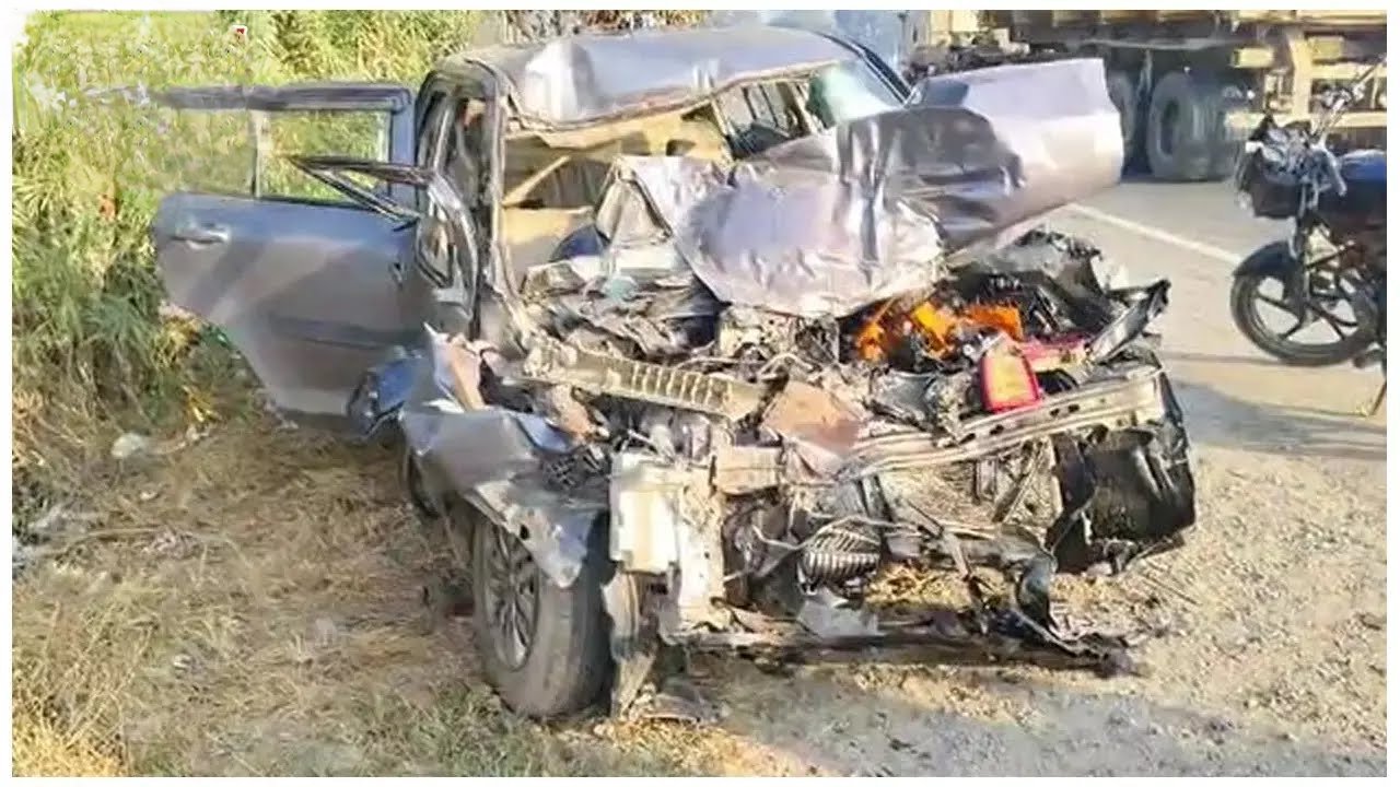 शादी से देर रात लौट रही कार को ट्रक ने मारी ठोकर, 4 की मौत 2 घायल शादी से देर रात लौट रही कार को ट्रक ने मारी ठोकर, 4 की मौत 2 घायल