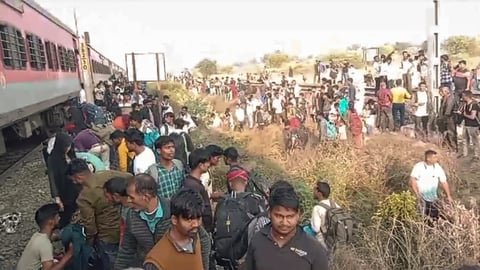 Jalgaon Train Accident: इधर से कूदे लोग…उधर से आ गई ट्रेन, उड़ गए चीथड़े