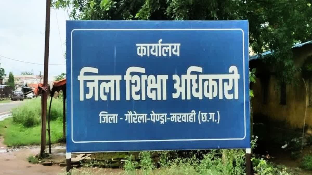 महिला शिक्षिका पर प्रधान पाठक ने चप्पल से पीटने का लगाया आरोप , मामले की जांच जारी