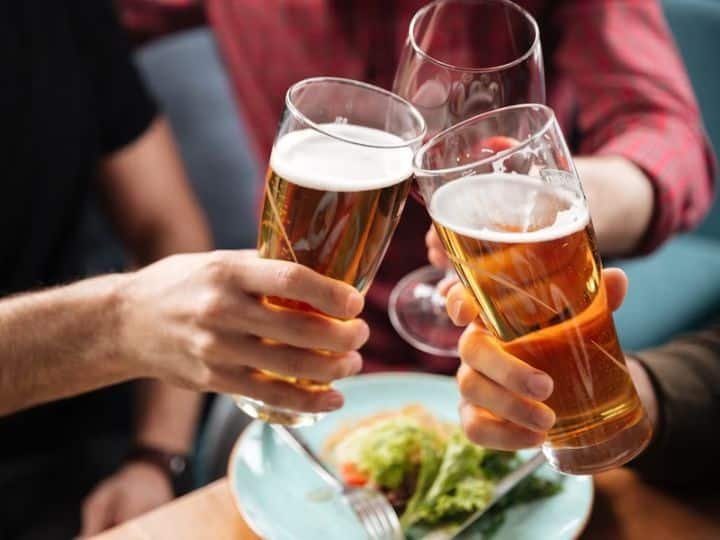 शराबी का धक्का लगने से बौखला गया वेटर, पैग लगा रहे दो लोगों को पीटा