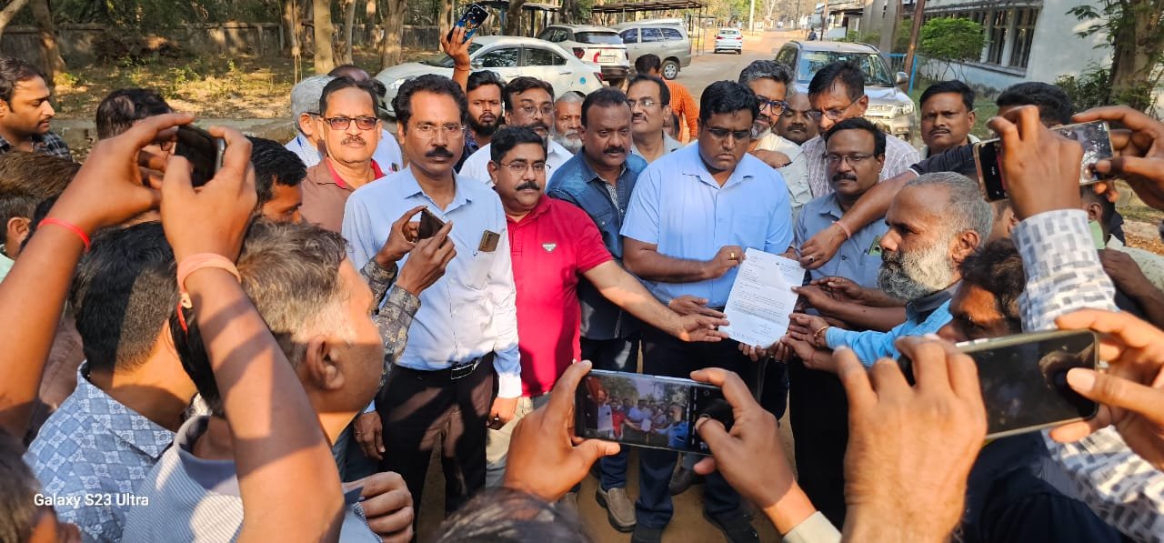 दुर्घटना में मृत श्रमिक के परिवार को मिला बीएसपी में स्थाई नौकरी का ऑफर लेटर दुर्घटना में मृत श्रमिक के परिवार को मिला बीएसपी में स्थाई नौकरी का ऑफर लेटर