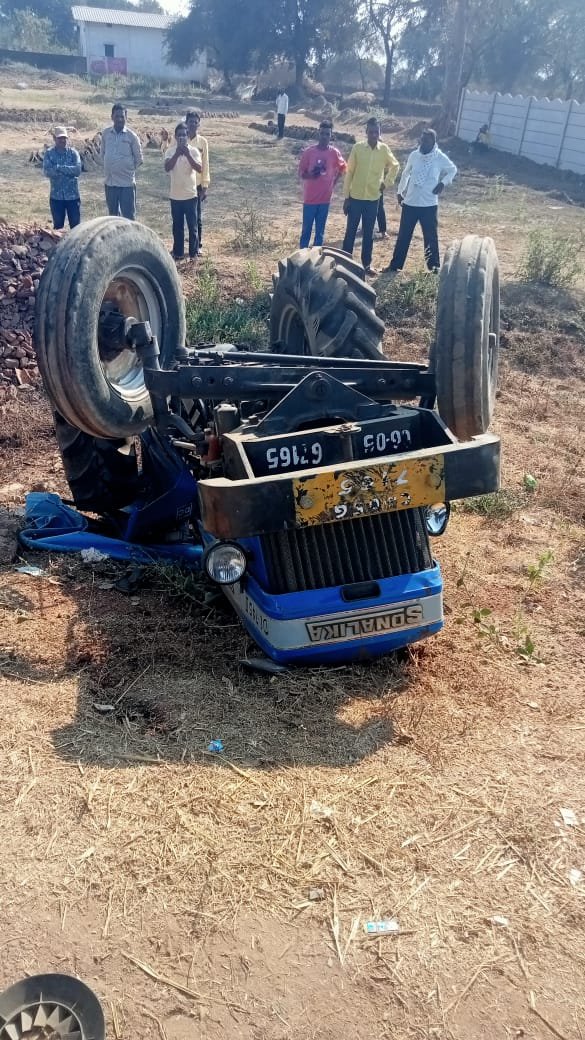 तेज रफ्तार ट्रेक्टर पलटा तीन नाबालिग लड़कों की दर्दनाक मौत, एक घायल