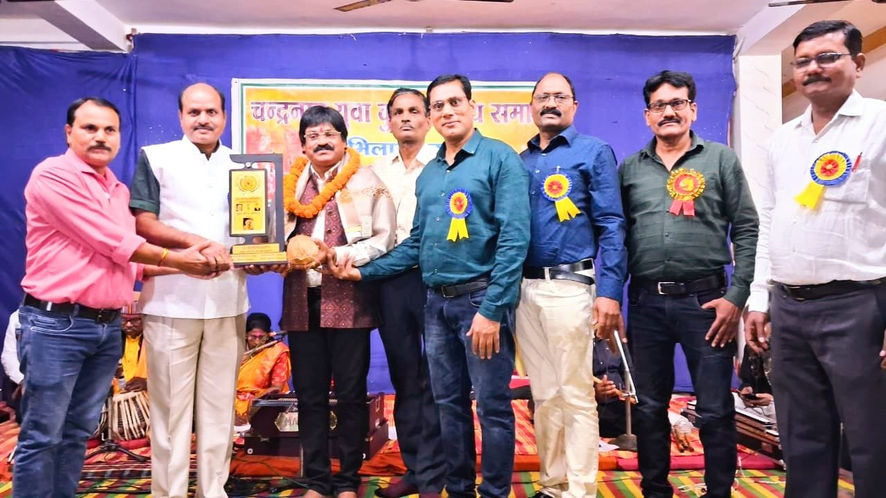 डा. पुरुषोत्तम चंद्राकर एवं स्मारिका चंद्राकर युवा गौरव सम्मान से सम्मानित