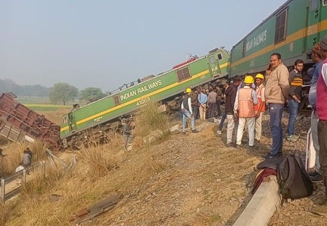 दो मालगाड़ियों में भीषण टक्कर, दोनों लोको पायलट घायल