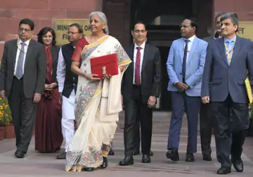 आज बजट : हाथ में लाल टैब लेकर ससंद भवन पहुँची निर्मला सीतारमण आज बजट : हाथ में लाल टैब लेकर ससंद भवन पहुँची निर्मला सीतारमण