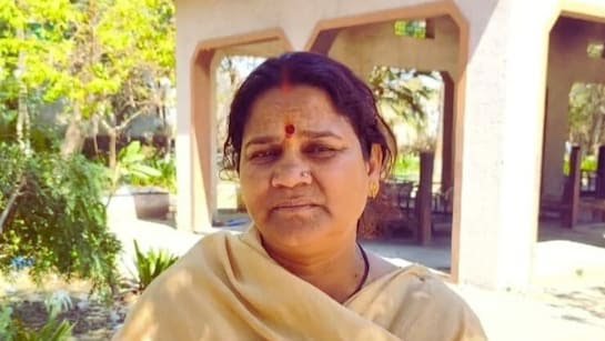 सलाम है राजनांदगांव की नारी को ! जिस श्मशान में जाना है वर्जित वहां की पूरी जिम्मेदारी अकेले संभालती हैं संतोषी
