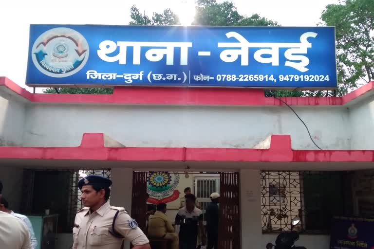 महिला को चलती गाड़ी से गिराया, फिर बेटी के गले में चाकू टिका उतरवाए लाखों के गहने