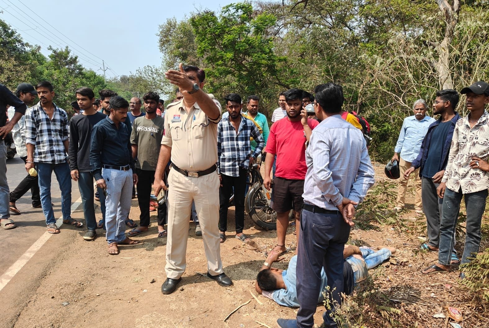 भिलाई के गैरेज रोड पर तेज रफ्तार कार ने मारी बाइक को ठोकर, युवक का टूटा पैर