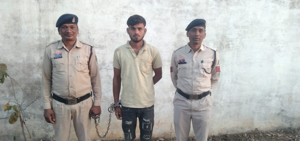 पुलगांव थाना से फरार दुष्कर्म के आरोपी को पुलिस ने 24 घंटे के भीतर किया गिरफ्तार पुलगांव थाना से फरार दुष्कर्म के आरोपी को पुलिस ने 24 घंटे के भीतर किया गिरफ्तार
