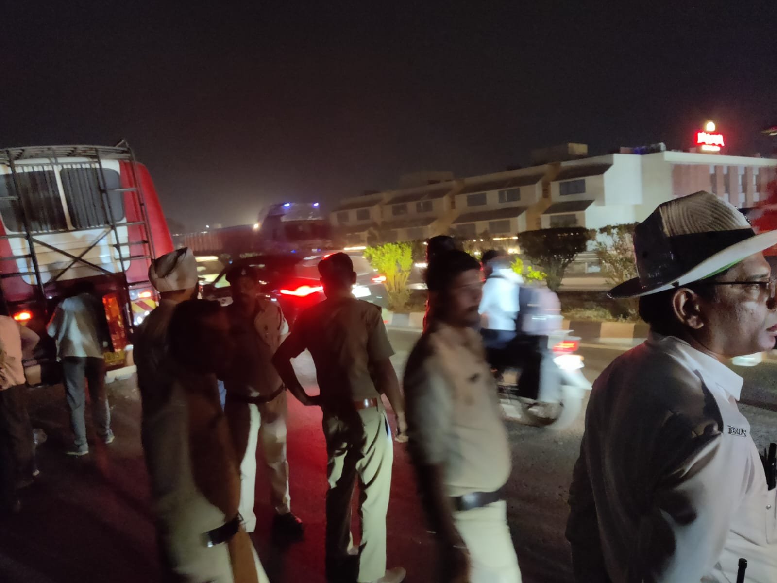 बायपास रोड दुर्ग में ट्रक – बस में भिड़ंत, बस सवार 14 घायल, जिला अस्पताल में भर्ती