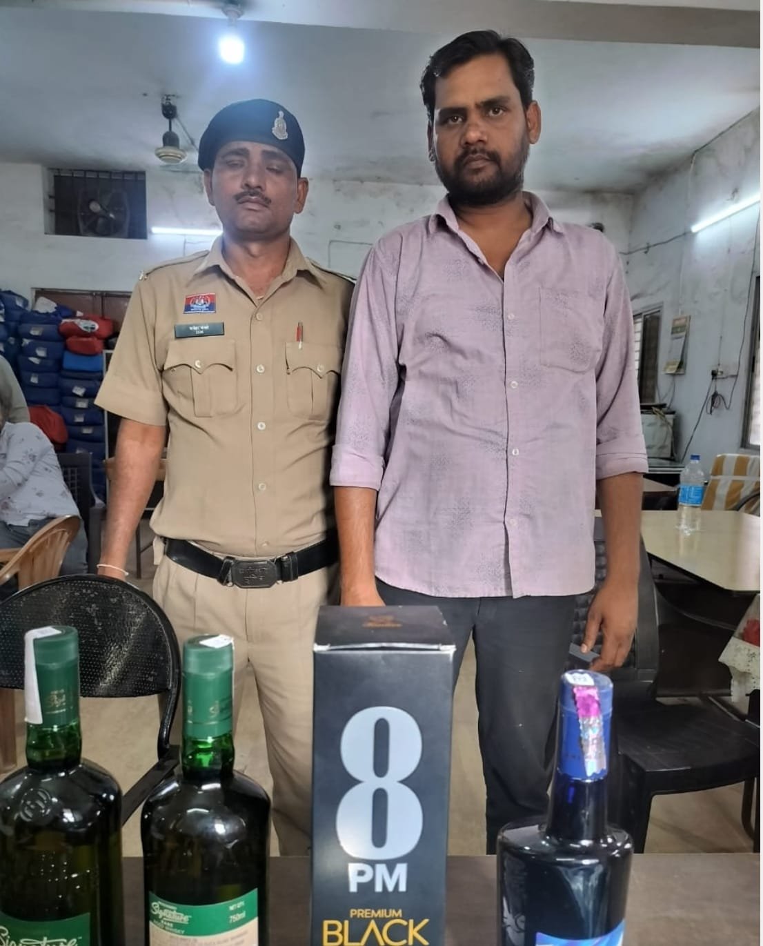 विजिटिंग कार्ड देकर शराब आन डिमांड सप्लाई करने वाला कोचिया गिरफ्तार