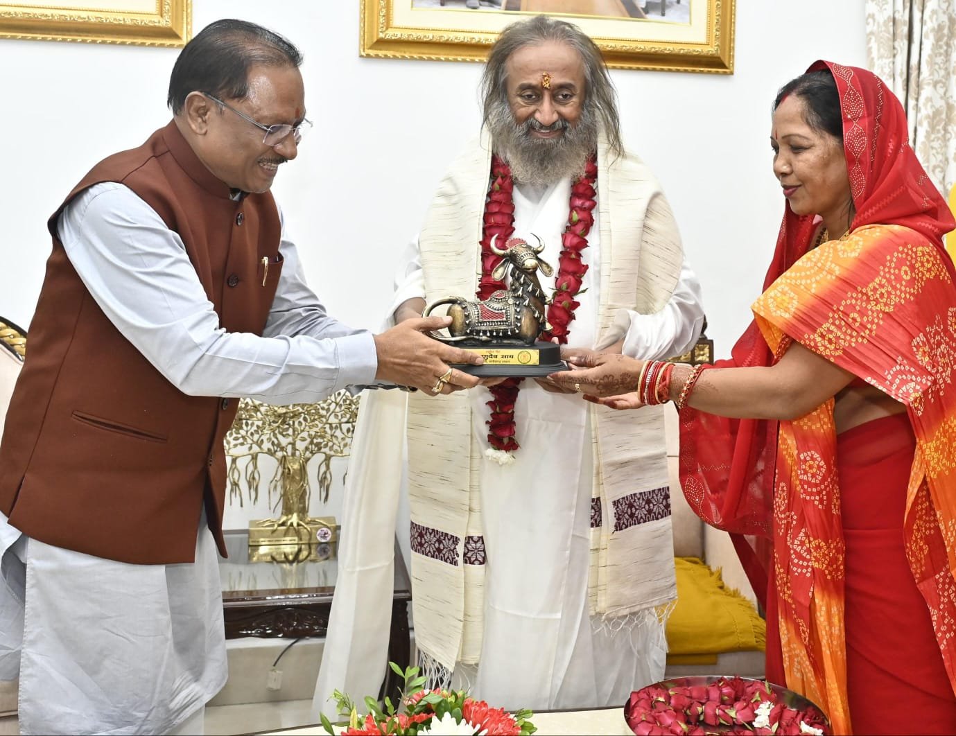 मुख्यमंत्री विष्णुदेव साय ने आध्यात्मिक गुरु श्री श्री रविशंकर से लिया आशीर्वाद