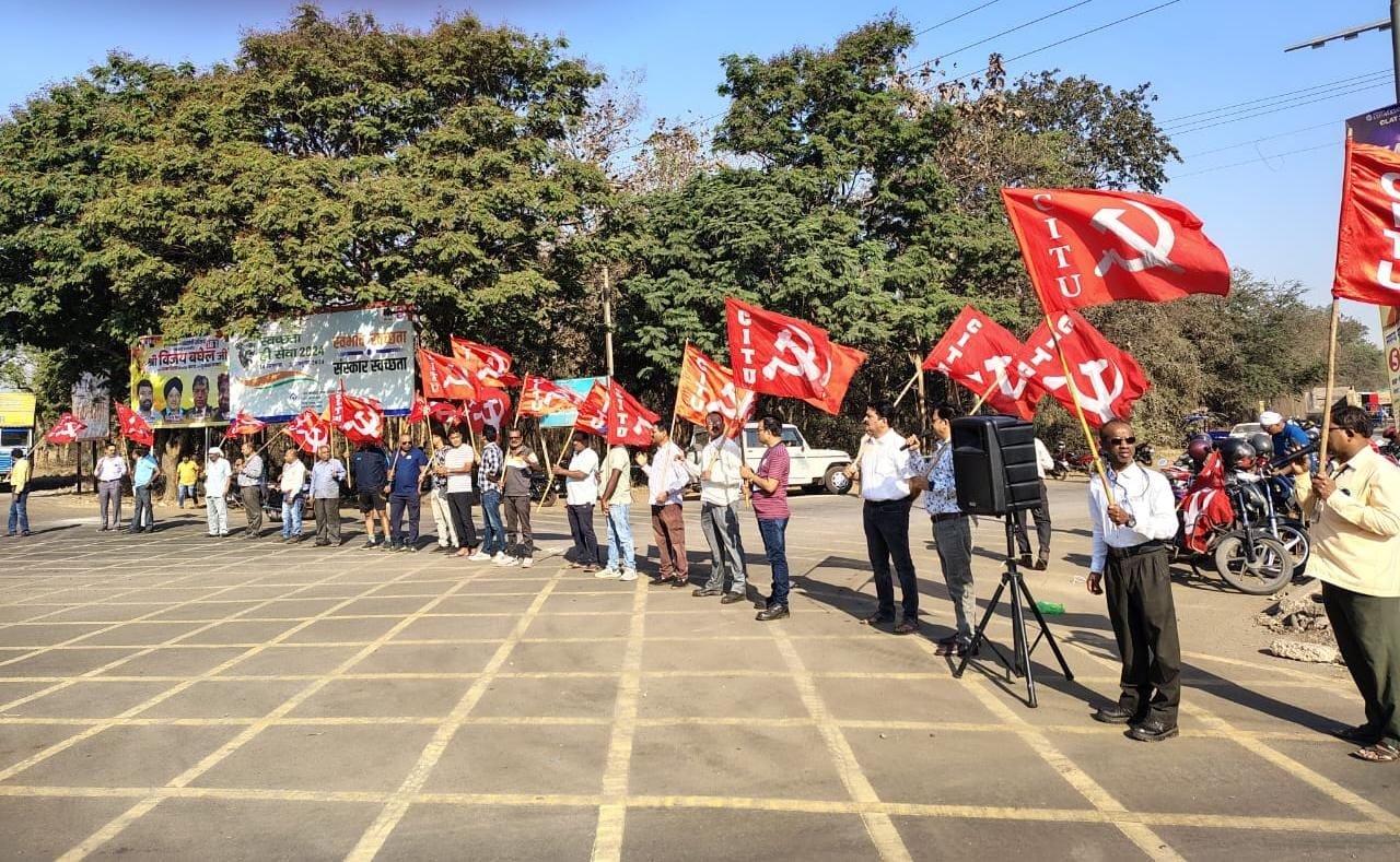 तत्काल एनजेसीएस बैठक बुलाने की मांग को लेकर सीटू ने किया प्रदर्शन