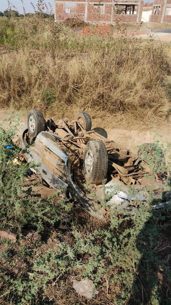 भिलाई दुर्ग की कार बेमेतरा कवर्धा हाईवे में अनियंत्रित हो नहर में गिरी तीन की मौत