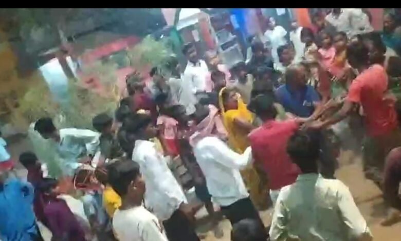 शराब कोचियो का विरोध : महिलाओं को दौड़ा-दौड़ा कर लाठियां से पीटा