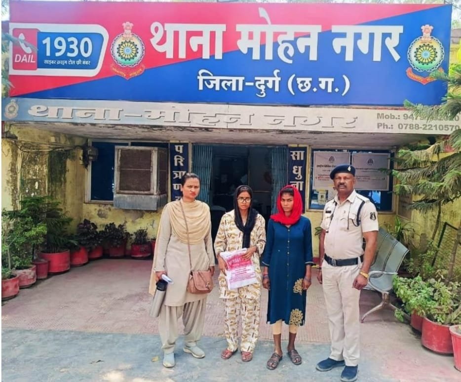 दुर्ग में गांजा बेचते हुए पकड़ी गई दो महिला तस्कर, साढ़े 3 किलो गांजा जप्त दुर्ग में गांजा बेचते हुए पकड़ी गई दो महिला तस्कर, साढ़े 3 किलो गांजा जप्त
