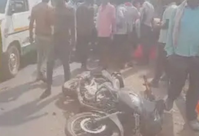 आपस में 3 बाईक की हुई टक्कर, मासूम बच्चे समेत 3 लोगों की हुई मौत….. आपस में 3 बाईक की हुई टक्कर, मासूम बच्चे समेत 3 लोगों की हुई मौत…..