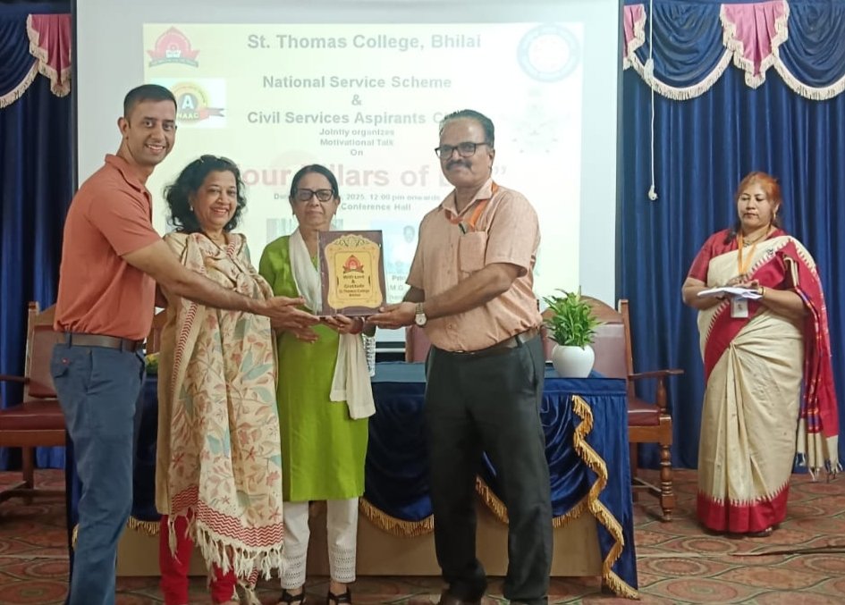 सेंट थॉमस महाविद्यालय के छात्र-छात्राओं को कमांडर शौर्य बाजपेयी दिया गाइडेंस