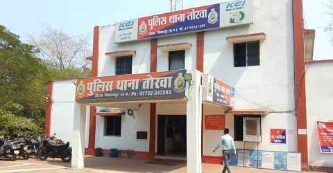 CG ख़बर : शिक्षक पर धर्मांतरण और छेड़खानी का आरोप, परिजनों ने चप्पल से पीटा