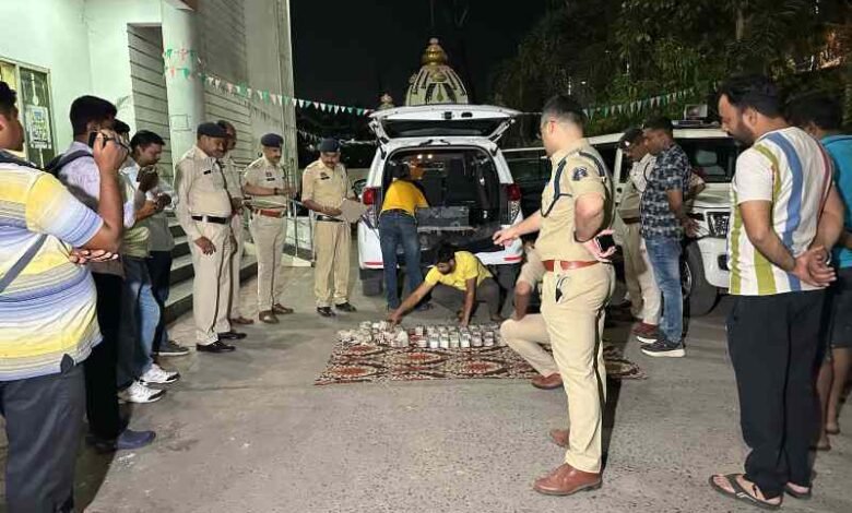 रायपुर में पुलिस ने इनोवा कार से 1 करोड़ 66 लाख नकद किए बरामद, दो गिरफ्तार