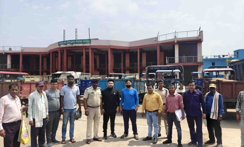 नदी मे हो रहा था रेत का अवैध उत्खनन, तहसीलदार की दबिश, 10 ट्रैक्टर जप्त