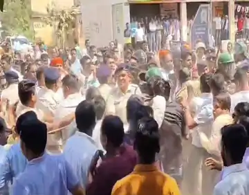 BJP-कांग्रेस कार्यकर्ताओं ने एक दूसरे पर चलाए लात-घूंसे चुनाव प्रक्रिया के दौरान बढ़ा तनाव