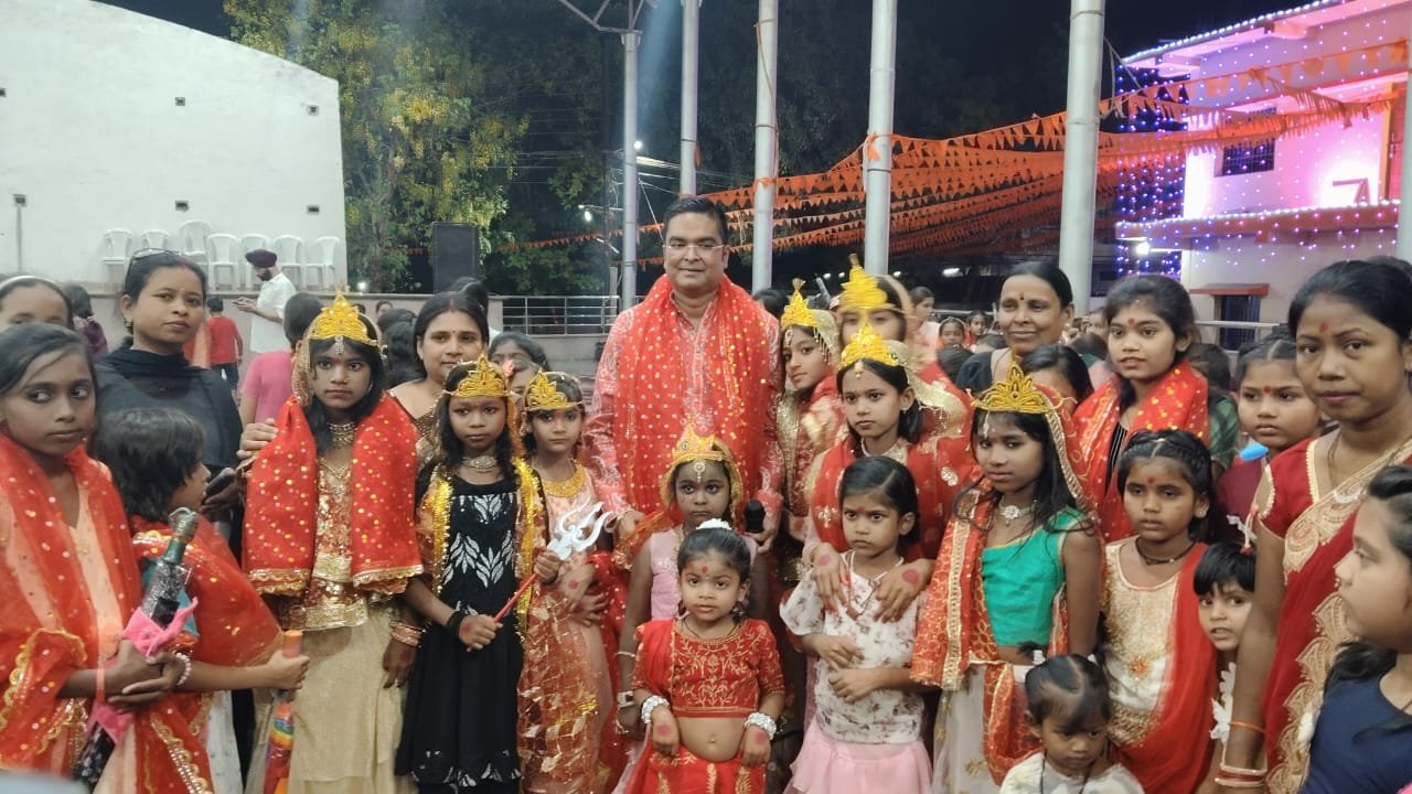 लोकांगन में 5100 कन्याओं का विधायक ने किया पूजन, पैर पखार लगाया आलता