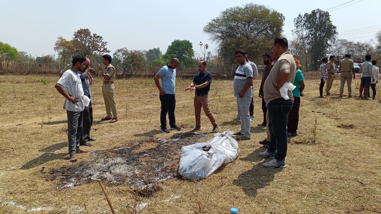 Bhilai Breaking : सनसनीखेज वारदात: युवक की हत्या कर शव को जलाया Bhilai Breaking : सनसनीखेज वारदात: युवक की हत्या कर शव को जलाया