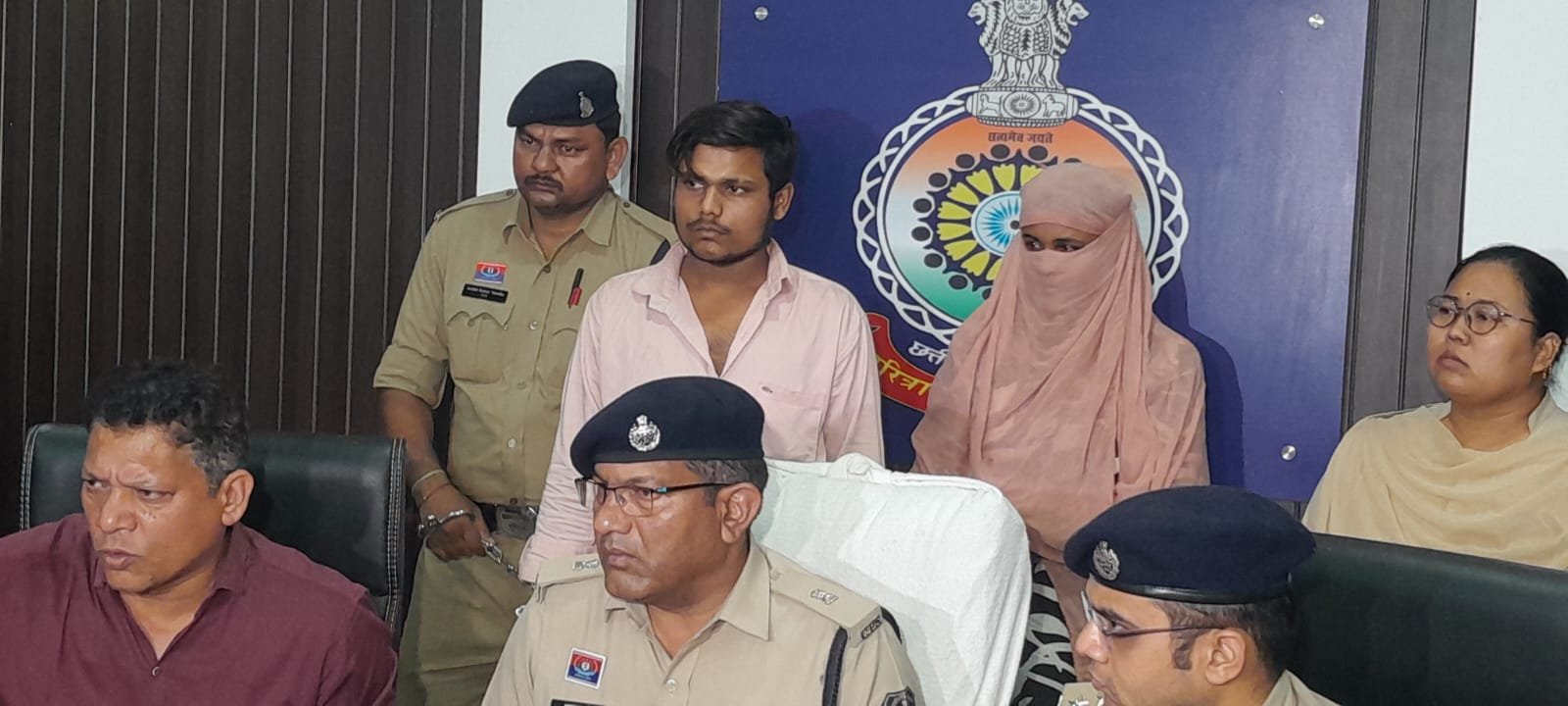 Blind Murder का खुलासा पत्नी बेटी और दामाद ने की हत्या, हथियार एवं वाहन जप्त Blind Murder का खुलासा पत्नी बेटी और दामाद ने की हत्या, हथियार एवं वाहन जप्त