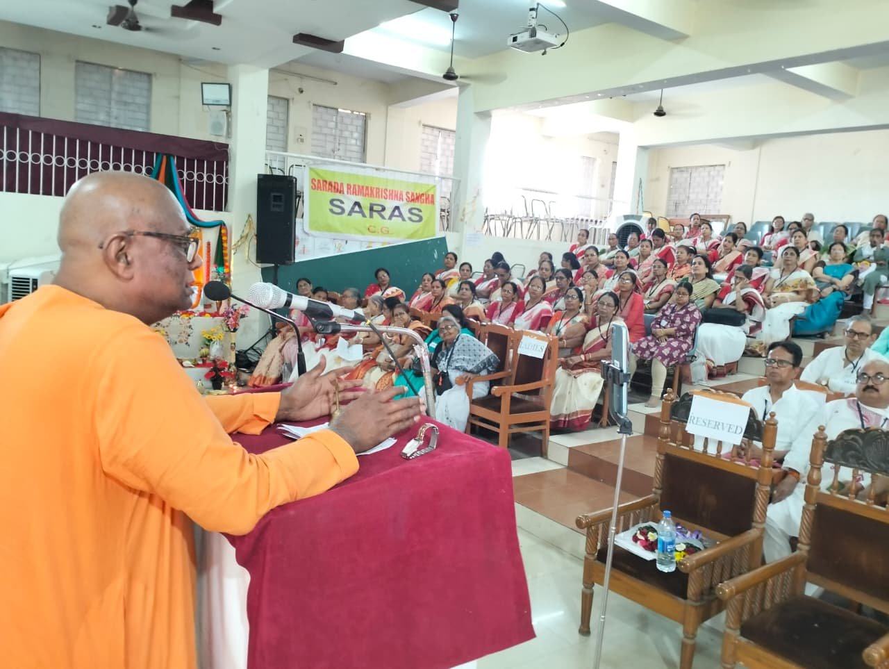 समर्पण व्यक्ति को सभी भय से मुक्त करता है- स्वामी सेवाव्रतानंदजी महाराज समर्पण व्यक्ति को सभी भय से मुक्त करता है- स्वामी सेवाव्रतानंदजी महाराज