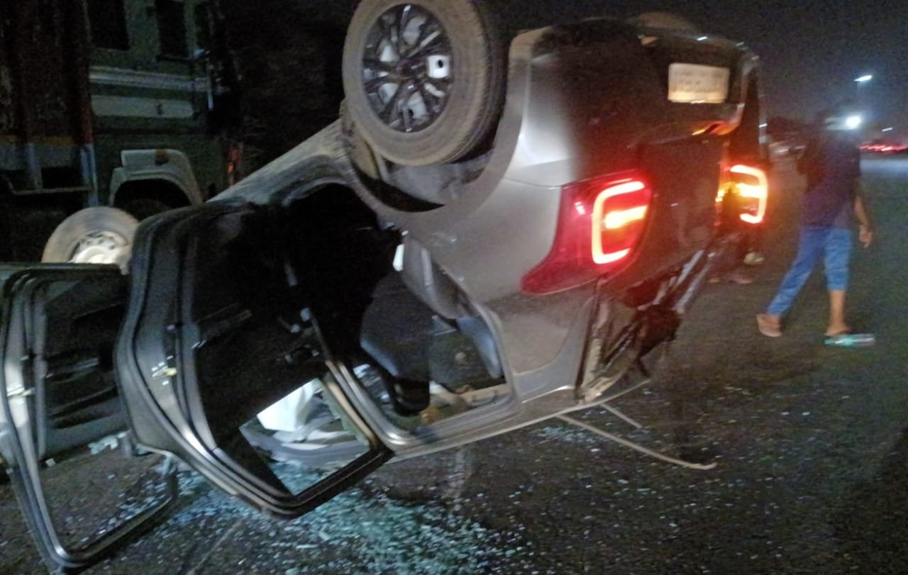 सुपेला थाना के सामने NH-53 रोड पर ट्रक की ठोकर से कार पलटी, बाइक भी चपेट में