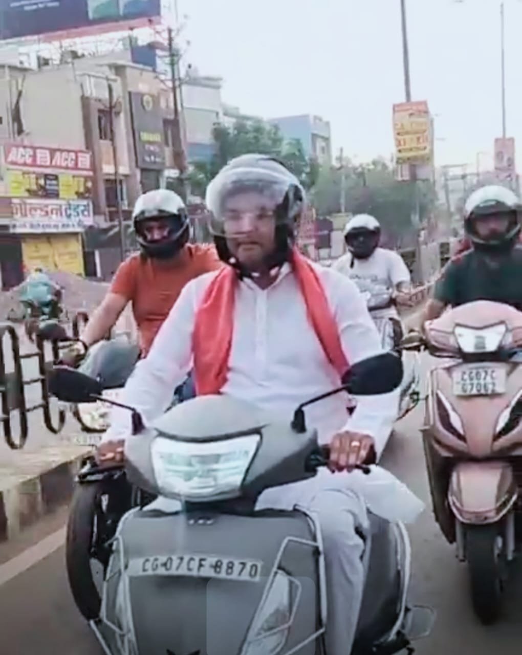 MLA स्कूटी से पहले दिन पहुंचे खम्हरिया वार्ड, हर गली मोहल्ले में लोगों से मिले MLA स्कूटी से पहले दिन पहुंचे खम्हरिया वार्ड, हर गली मोहल्ले में लोगों से मिले