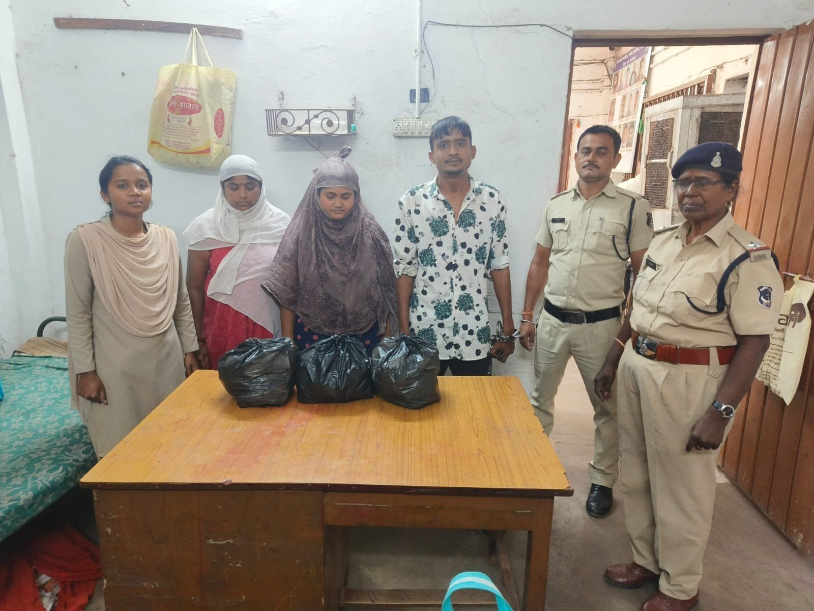 भिलाई में पकड़ी गई महिला गांजा तस्कर, 3 KG गांजा, 5 मोबाइल फोन जप्त