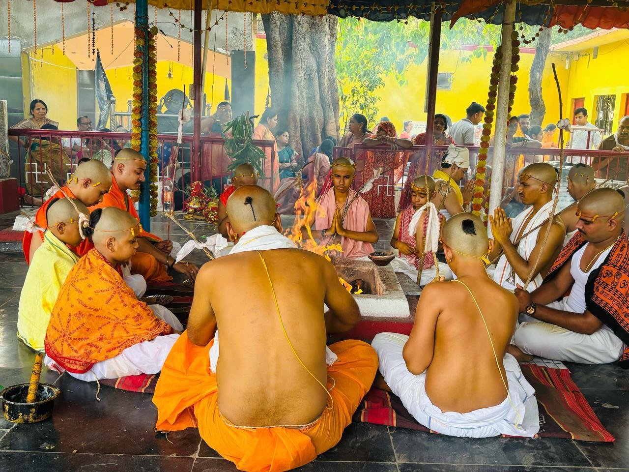 रतनपुर में भैरव बाबा मंदिर प्रांगण में 31 बटुकों का भव्य उपनयन संस्कार सम्पन्न रतनपुर में भैरव बाबा मंदिर प्रांगण में 31 बटुकों का भव्य उपनयन संस्कार सम्पन्न