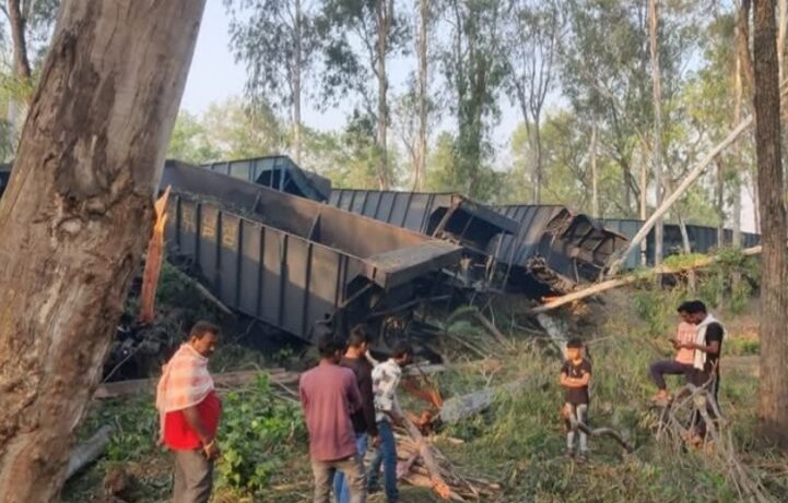 Accident News : दो मालगाड़ियों के बीच टक्कर, 2 लोको पायलट समेत 3 की मौत