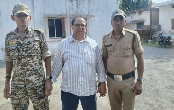 CG News : 8 साल से फरार बैंक मैनेजर को पुलिस ने महाराष्ट्र से किया गिरफ्तार CG News : 8 साल से फरार बैंक मैनेजर को पुलिस ने महाराष्ट्र से किया गिरफ्तार