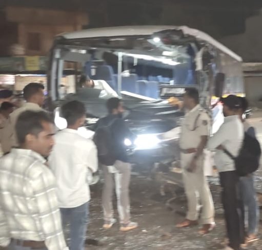 जेके लक्ष्मी सीमेंट की बस को हाईवा ने मारी ठोकर, 3 घायल, अस्पताल में भर्ती
